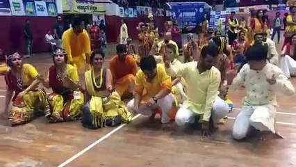 सब पर चढ़ा उमंग का पीला रंग