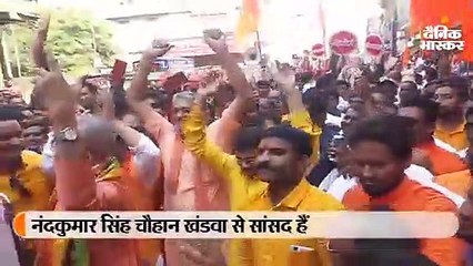 चुनरी यात्रा में जमकर नाचे सांसद चौहान, भक्तों ने मां को 101 मीटर लंबी चुनरी चढ़ाई