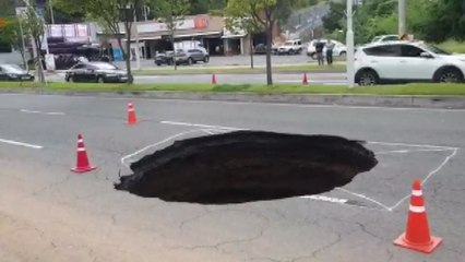 경북 포항 도로에 5m 싱크홀 발생...긴급 복구 / YTN