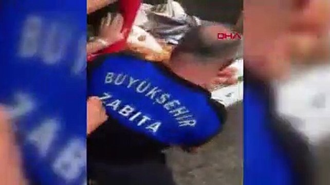 Zabıta seyyar satıcının incirlerini döktü, yurttaşlar zabıtaya incir attı
