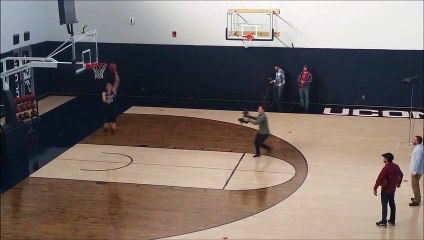 Breanna Stewart dunking