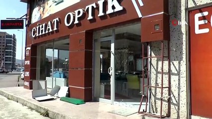 Acemi kadın sürücü traktörle gözlükçüye böyle girdi