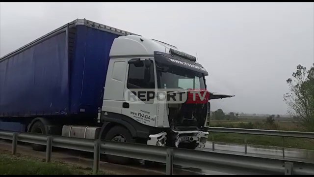 Report TV - Aksident me vdekje, trajleri përplas makinën me targa greke në Korçë