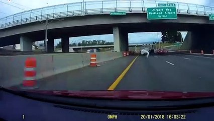 Un géant bout de plastique vient se coller sur toute la surface du pare-brise d'un conducteur