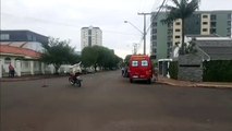 Moto atinge traseira da carro na Rua Marechal Cândido Rondon, no Centro