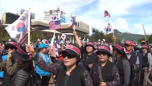 서울 도심 '조국 파면' 대규모 집결...대학생 촛불집회도 열려 / YTN
