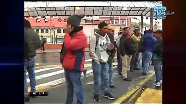 Ciudadanos buscan la manera de movilizarse en diferentes lugares de Quito