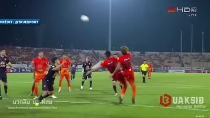 Deux joueurs marquent un double retourné digne d’Olive et Tom