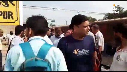 स्टेशन छोड़ते ही पूजा एक्सप्रेस दो भागों में बंटी