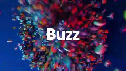 Une maman fait une farce à ses enfants avec un crayon et ils hurlent de peur