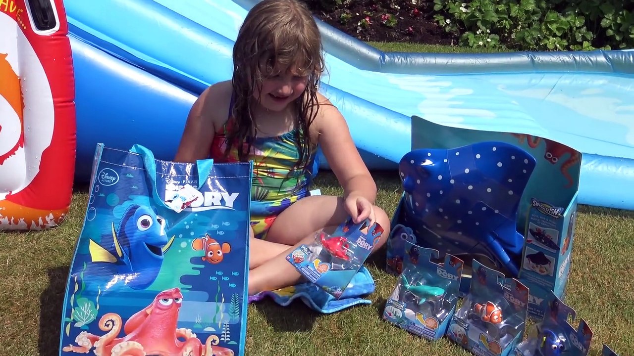 Disney Encontrando a Dory O filme surpresa e brinquedos e corrediça de água inflável gigante