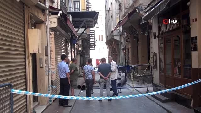 Beyoğlu'nda çökme riski bulunan binadaki esnaflar eşyalarını tahliye etti