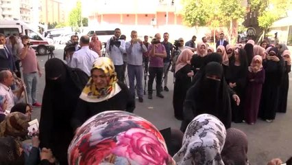 Diyarbakır annelerinin oturma eylemine destek ziyaretleri