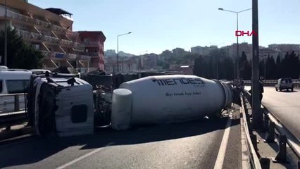 Viyadükte devrilen beton mikserinin şoförü yaralandı