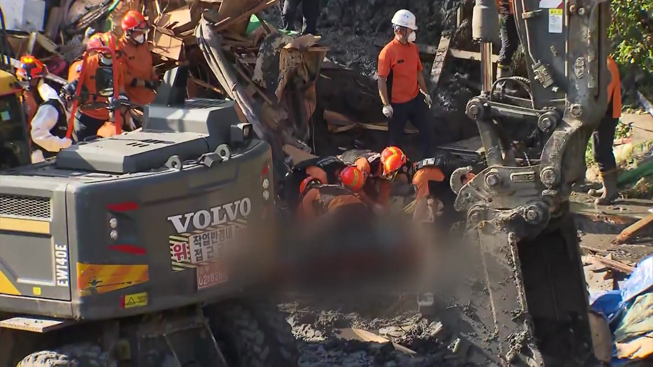 부산, 산사태 날벼락...일가족 등 4명 매몰 / YTN