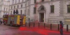 Tiñen de rojo-sangre la fachada del Tesoro británico para protestar contra la crisis climática y pasa esto…