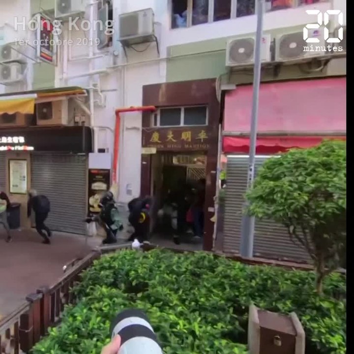 Hong Kong: Un manifestant blessé à la poitrine par un tir à balle réelle de la police