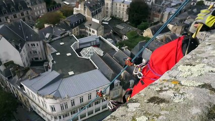 Descente de la civière sur plus de 52 mètres