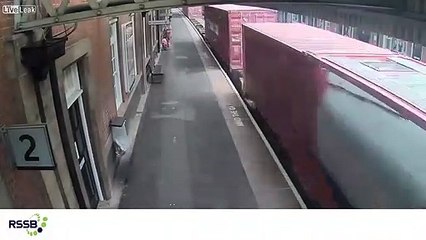 Un train de marchandise aspire une poussette qui, heureusement, était vide