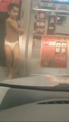 Le plus jeune voleur de l'histoire... Gamin en slip dans une station service