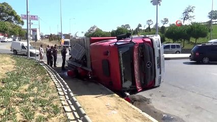 Yangına müdahaleye giden itfaiye aracı devrildi
