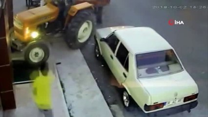 Acemi kadın sürücü traktörle gözlükçüye böyle girdi