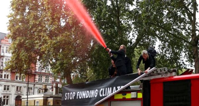 İklim değişikliği aktivistleri İngiltere Maliye Bakanlığı binası yerine birbirlerini boyadı