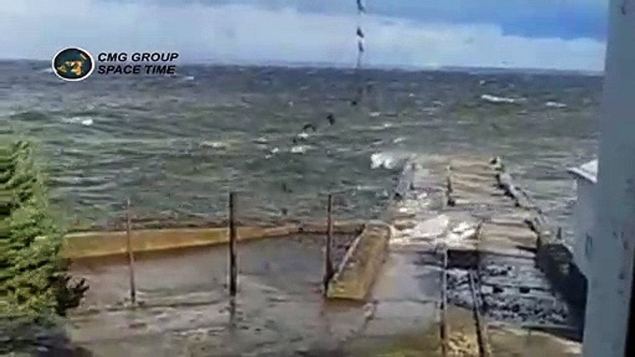 Смотрители маяка в Финском заливе сняли на видео огромные волны