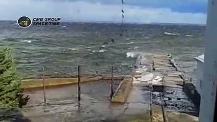Смотрители маяка в Финском заливе сняли на видео огромные волны