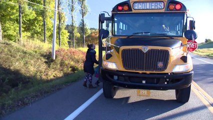 Des automobilistes imprudents aux abords des autobus scolaires