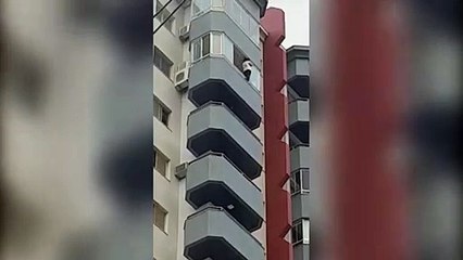 Vídeo: mulher vista sobre beiral de sacada de prédio enquanto fazia limpeza preocupa internauta