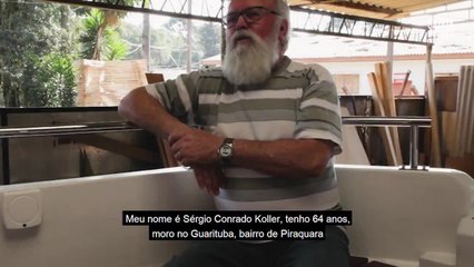 Carpinteiro constrói barco para pescar