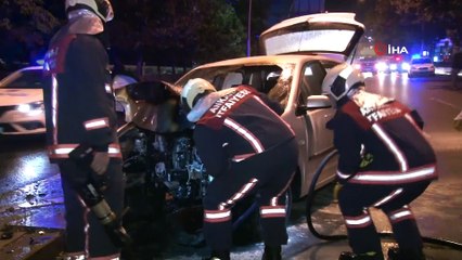 Başkent’te yön levhasına çarpan otomobil alev aldı
