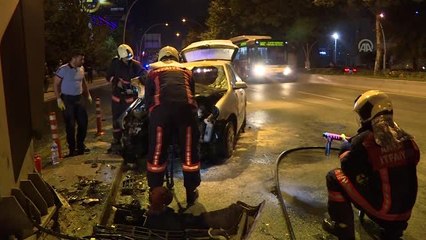 Yön levhası direğine çarpan otomobil alev aldı