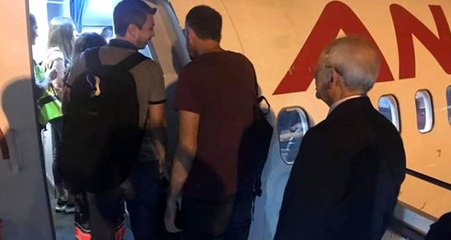 Tarifeli uçak kullanan Kemal Kılıçdaroğlu vatandaşlarla kuyruğa girdi
