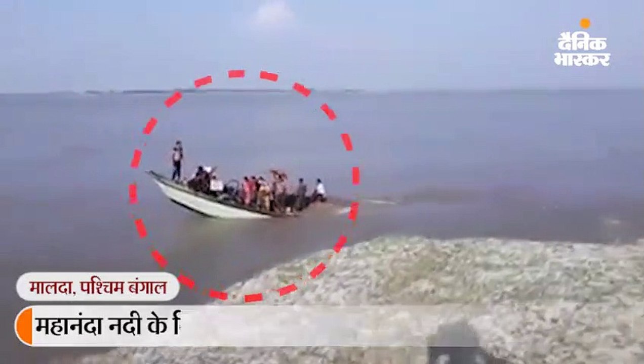 महानंदा नदी के किनारे पर डूबी नाव