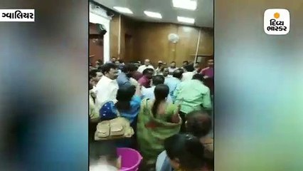 પ્રધાનમંત્રી આવાસ યોજનામાં ઘરની ખોટી ફાળવણી પર મહિલાએ અધિકારીને ચપ્પલે-ચપ્પલે માર્યો