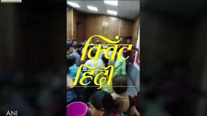 Gwalior: महिला ने अधिकारी को चप्पल से पीटा,PM आवास योजना में घोटाले का आरोप