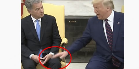 Trump se pasa de confianza con su homólogo finlandés tocándole la rodilla y reacciona así…