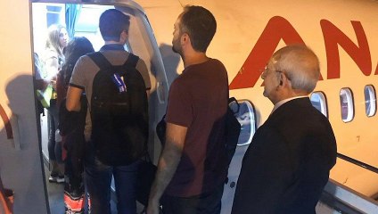 Tarifeli uçakla Ankara'ya dönen Kılıçdaroğlu, sosyal medyada gündem oldu