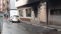El incendio de unos contenedores afecta a una fachada y vehículos en Getxo