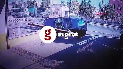 AVM girişinde ilginç kaza kamerada