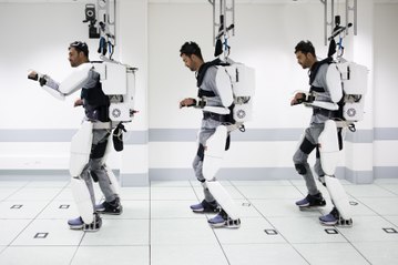 Un patient tétraplégique se déplace grâce à un exosquelette
