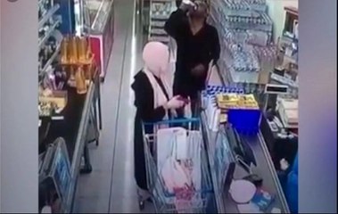 Markette hayrata düşüren olay! Su içer gibi şampuan içti