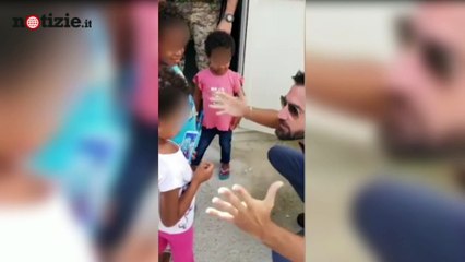 Pozzallo, il poliziotto si improvvisa prestigiatori per i bambini migranti | Notizie.it