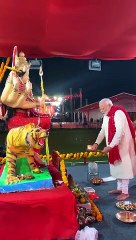 मोदी जी ने कि माता जी की आरती