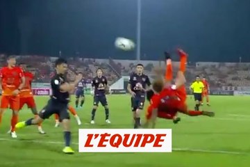 Un double retourné acrobatique à la Olive et Tom - Foot - WTF