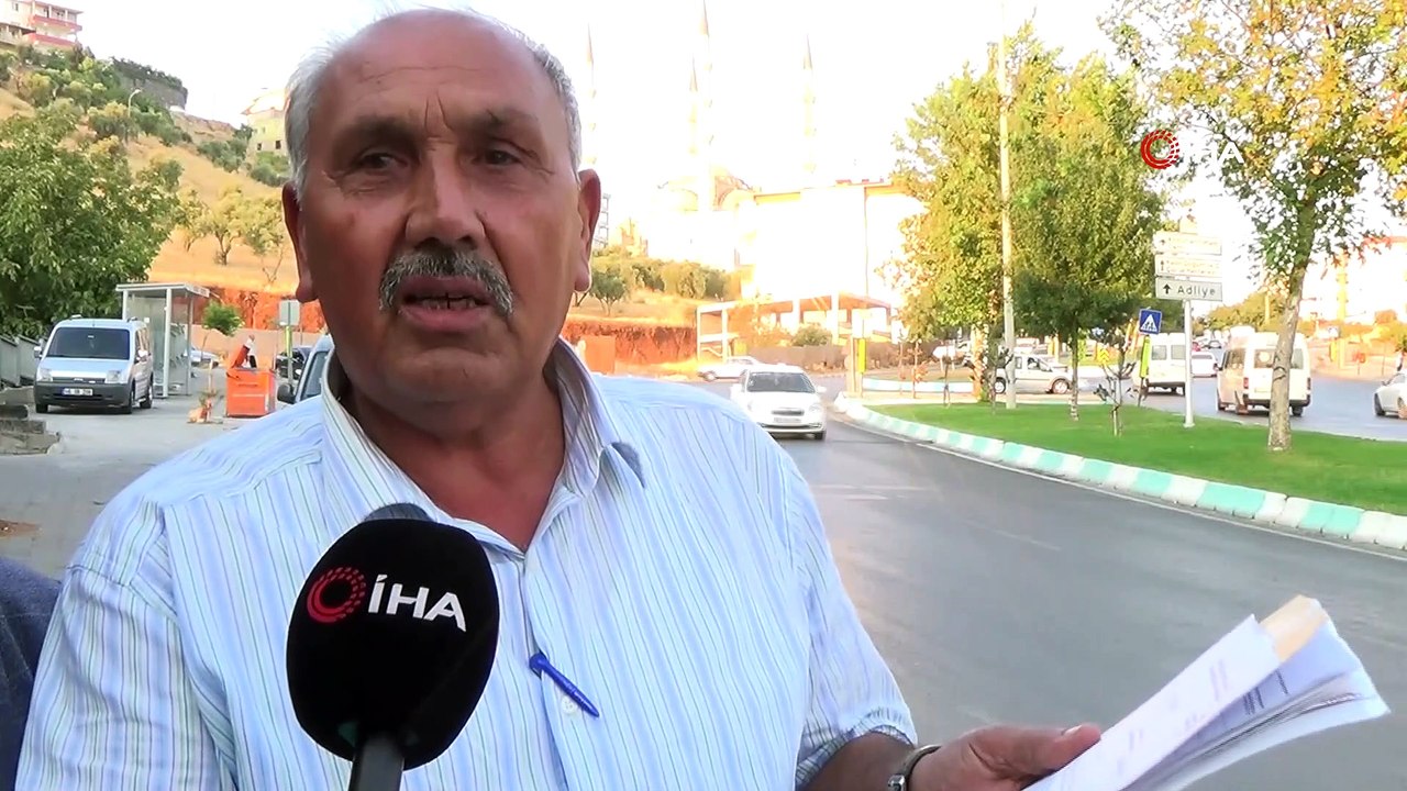 Yolun karşısına geçmeye çalışan çocuğa otomobil çarptı, havada taklalar attı...Feci kaza kamerada