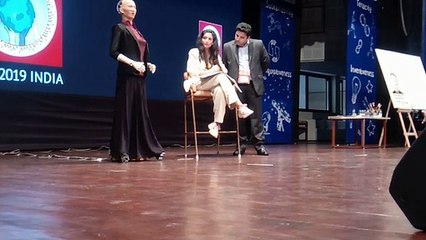 सऊदी अरब की पहली रोबो नागरिक सोफ़िया ने की इंदौर में लोगो से बात-चीत