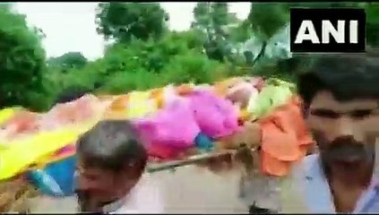 వరద నీటిలోనే అంతిమ యాత్ర.. అంత్యక్రియలకు ఎన్ని కష్టాలో (వీడియో)